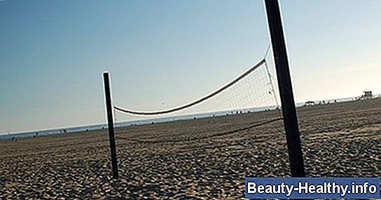 C贸mo mantener una cancha de voleibol de arena