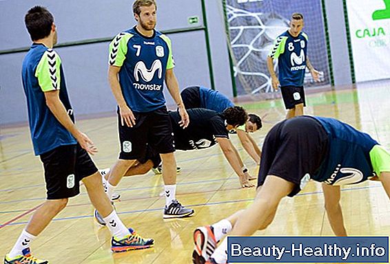 ¿Cuáles son las responsabilidades de un árbitro de baloncesto durante los juegos?