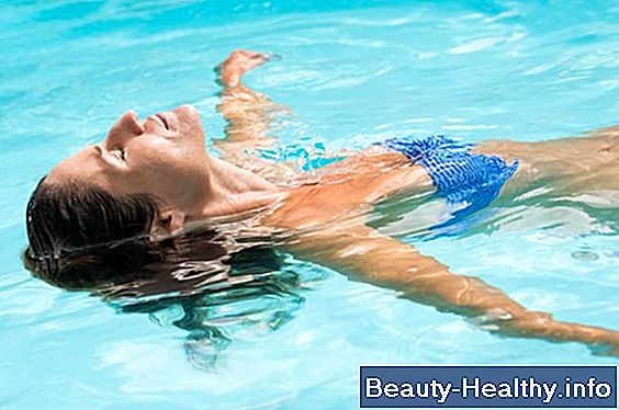 Cómo proteger las uñas del agua de la piscina clorada