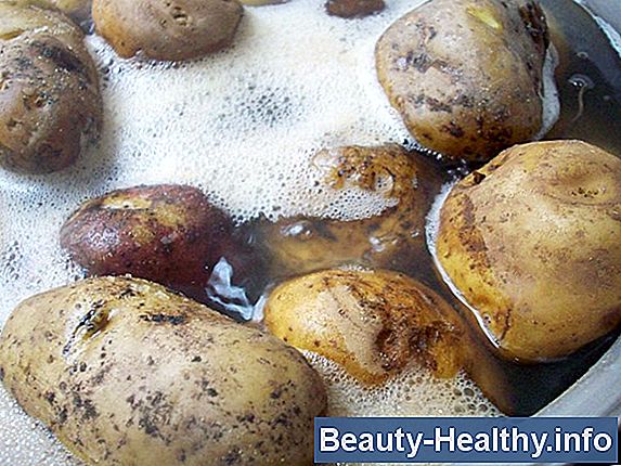 ¿Qué causa un sabor cobrizo en las papas?